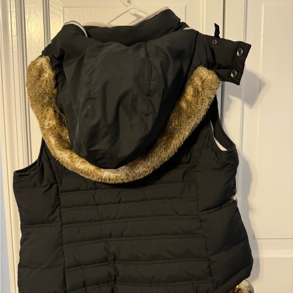 Adorable Warm Trendy Zip vest with hood! Puff style. So fashionable. Medium - Picture 7 of 9